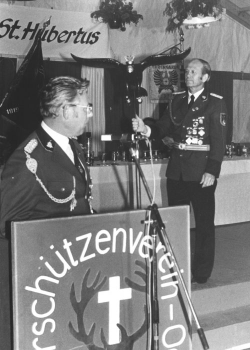 1984_Vogelbauer_Stiftet_Jugendstandarte